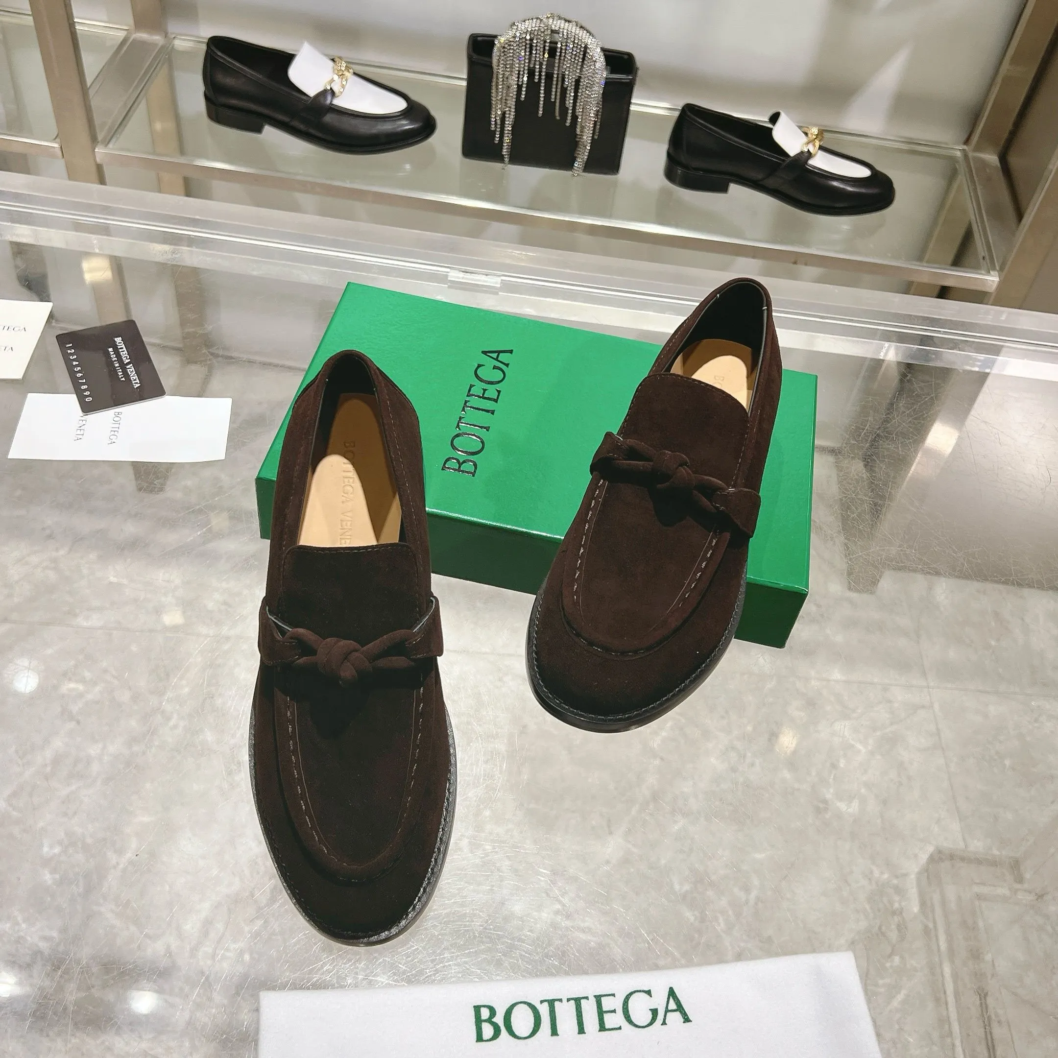 [BV] Top P: 820💰 Couple size: female 35-39 (female 40 custom-made) male 39-44 (38.45 non-refundable) Bottega Veneta 2025 counter synchronization style! Small round toe loafers! Imported leather outsole! High-grade cashmere! Solid color Niuli! Original board developed leather buckle